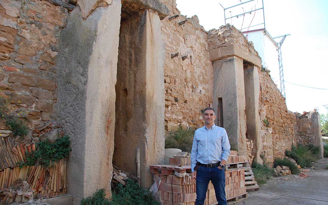 Javier Sánchez, junto a las impresionantes vírgenes de los restos del molino de la familia Calvo en Samper de Calanda, un ejemplo de patrimonio ligado al aceite. / B. Severino