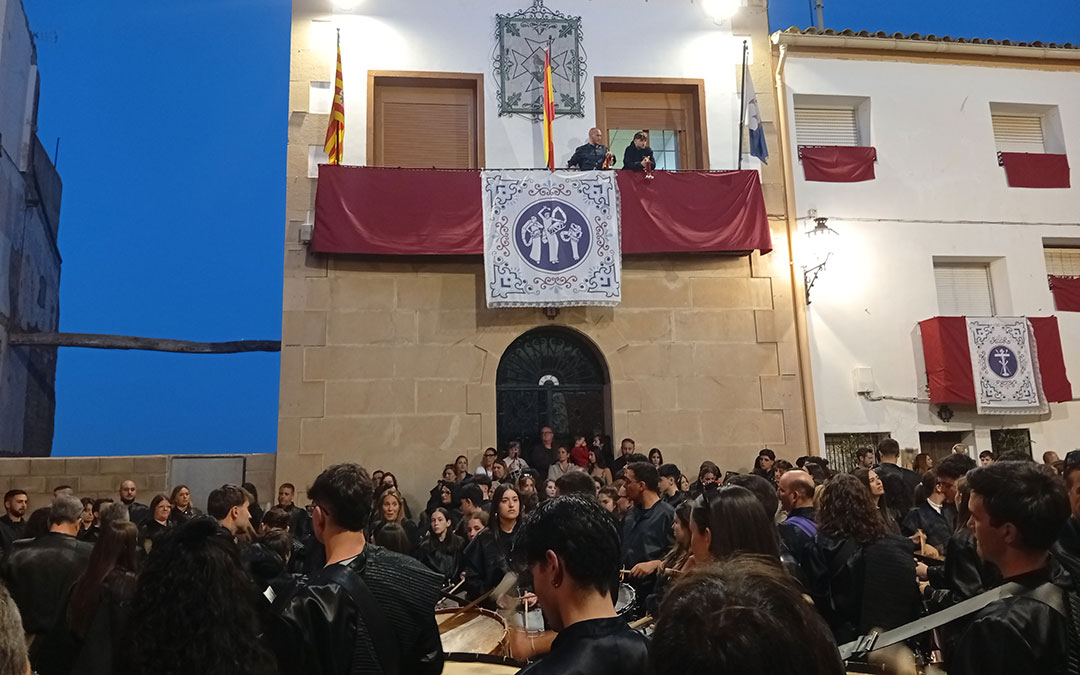 Cese del Toque 2026 en Samper de Calanda a las 21.00 con los cornetas ya en el balcón. / B. Severino