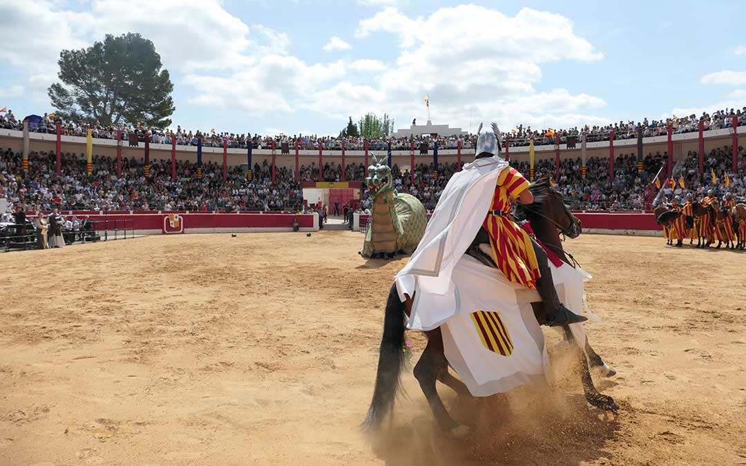San Jorge se ha enfrentado al dragón en una plaza de toros completamente llena./ M.M.R.