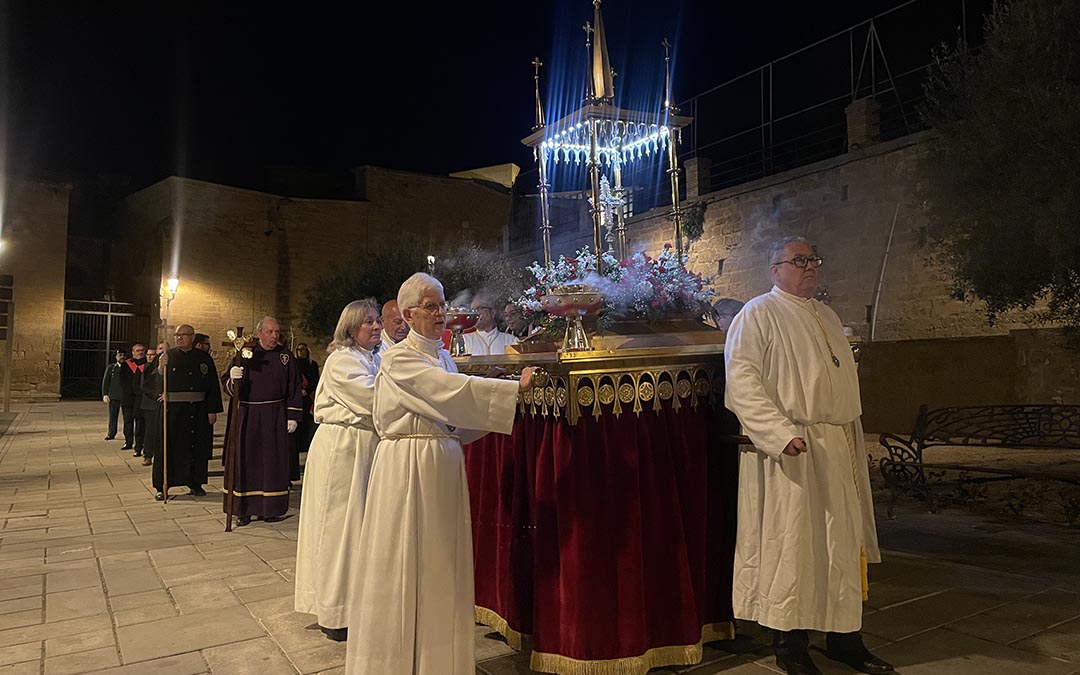 La cofradía de la Vera Cruz y el Santísimo Sacramento cierra la procesión del Santo Entierro./ S.F.