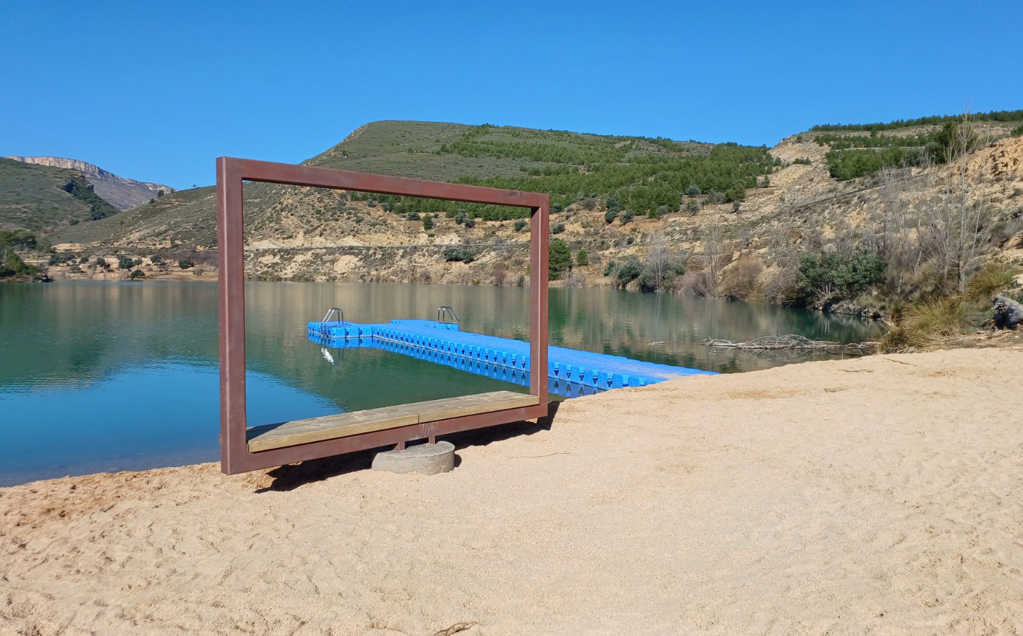 La nueva 'playa de Santolea' se abre el 22 de abril y es un espacio pensado en el disfrute tanto de vecinos como de visitantes, que puedan ir a merendar, tomar el sol en el arenal o disfrutar de actividades acuáticas como la navegación. / Cedida