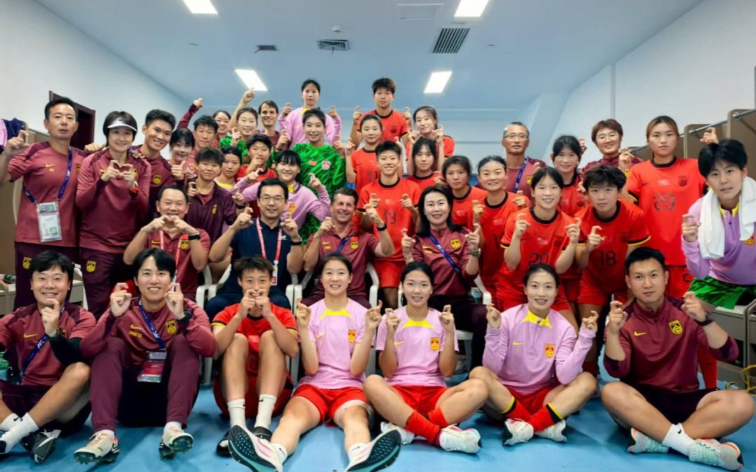 Álvaro Molinos celebra junto a la selección china femnina su-20 su clasificación al mundial de 2026/A.M.