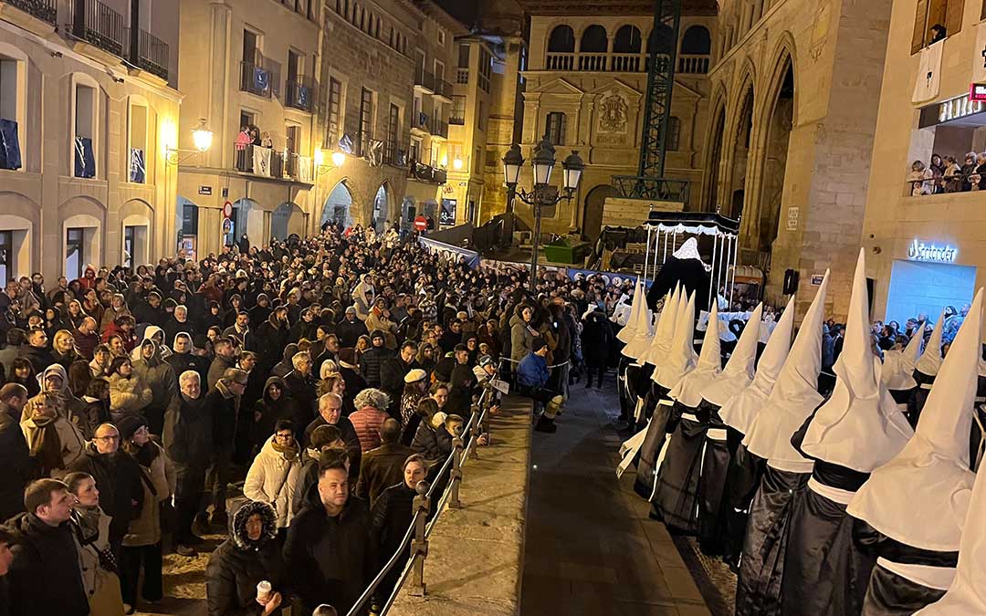 La Virgen de las Lágrimas bajando por la plaza para procesionar por la parte baja de la ciudad / L. Castel