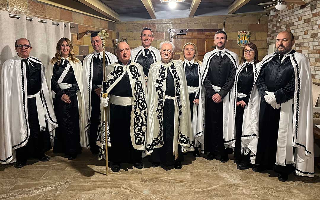 Los Hermanos Mayores de Honor y de Turno junto a la junta / L. Castel