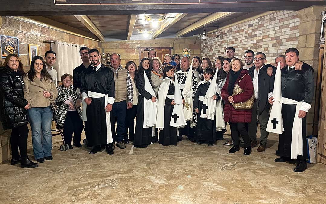 Ángel Martínez junto a toda su familia este Jueves Santo antes de la procesión / L. Castel