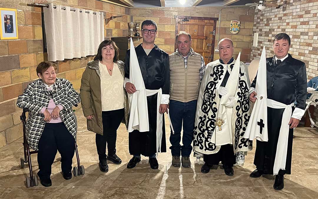 Martínez junto a sus hermanos y su madre / L. Castel