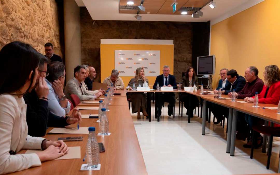 Reunión entre Gobierno de Aragón, empresarios, sindicatos y alcaldes ante la reducción del Nudo Mudéjar de Endesa / DGA