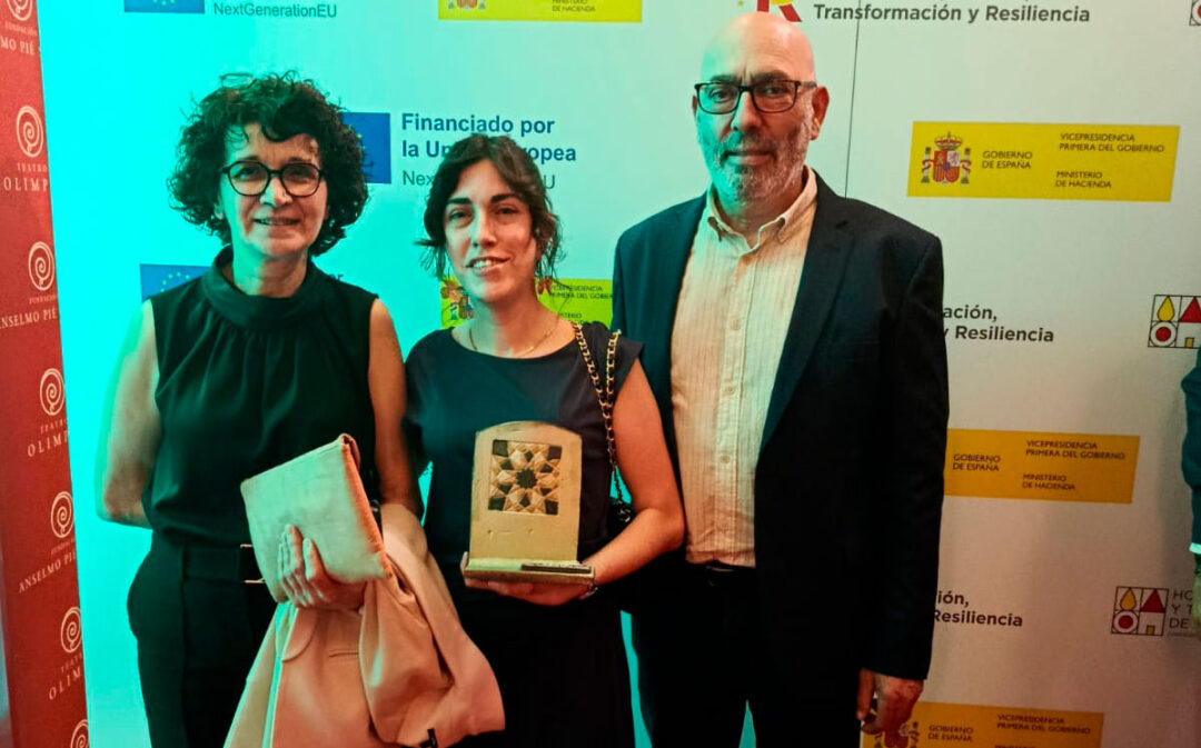 Los propietarios del restaurante La Torre, con el premio concedido en Huesca de Economía Circular y Kilómetro cero. / Cedida