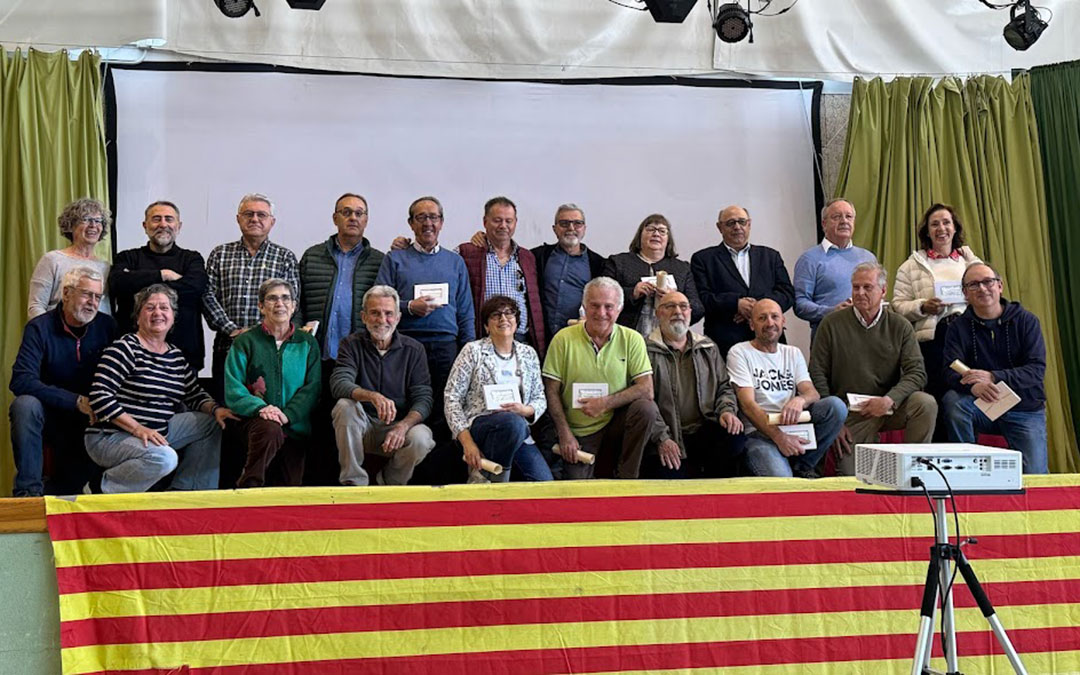 Foto de grupo con las personas socias fundadoras del C.B. Torrevelilla en la fiesta del 40 aniversario. / C.B. Torrevelilla