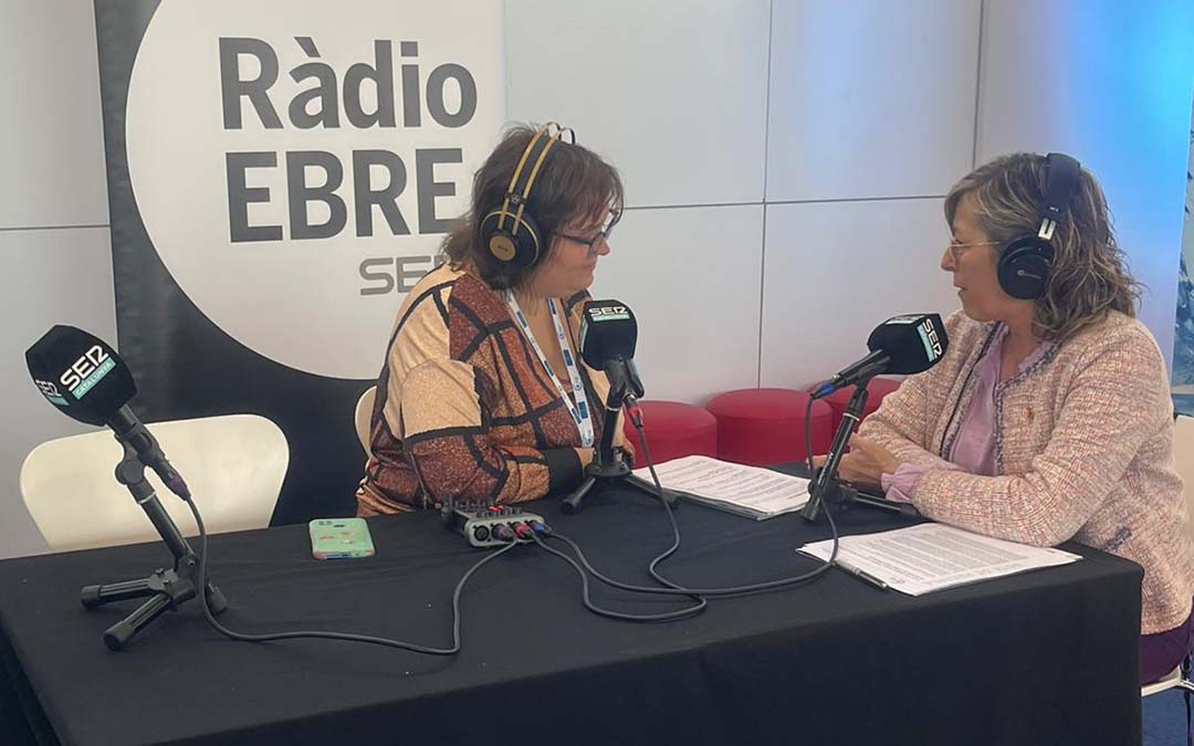 Nuria Caro, entrevista a la alcaldesa de Tortosa Mar Lleixà, en el stand de la radio en Expo Ebre./R.E.