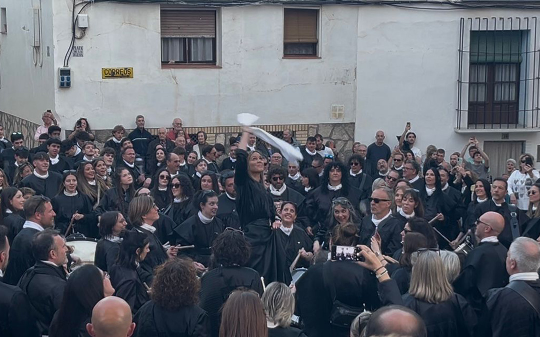 La alcaldesa de Urrea de Gaén, Silvia Blasco, marcando el Cese del Toque 2026 en la plaza de la iglesia a las 20.00. / L.C.