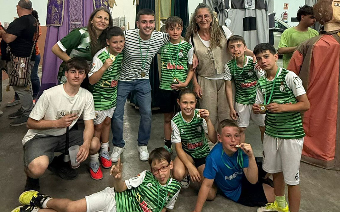 El equipo benjamín del club de fútbol sala Valdealgorfa con las medallas entregadas por el ayuntamiento / Cedida