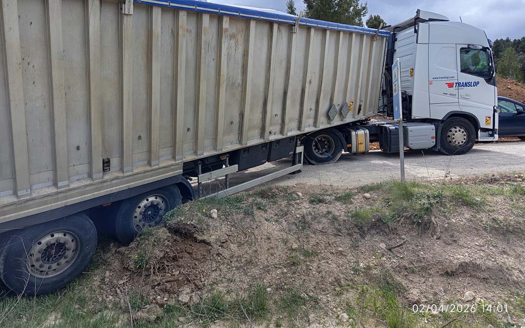 Camión accidentado en la entrada del Cámping El Roble, de Valderrobres./M.J. Salvador