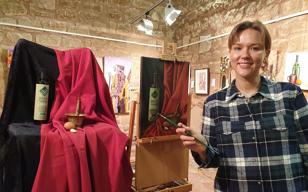 Anastasia Mundo, realizando su obra en directo, en la exposición "La memoria del Sol", que está realizando en Calaceite./M.J. Salvador