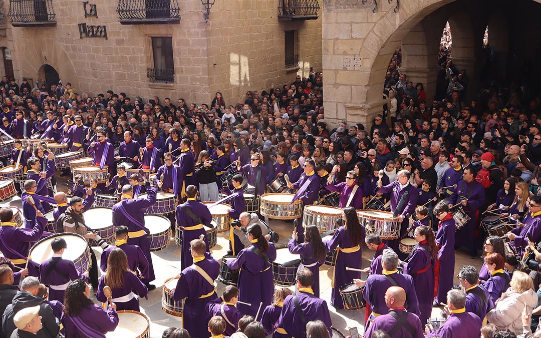 Rompida de la Hora en Valderrobres con la plaza de España llena hasta la bandera. / A.Z