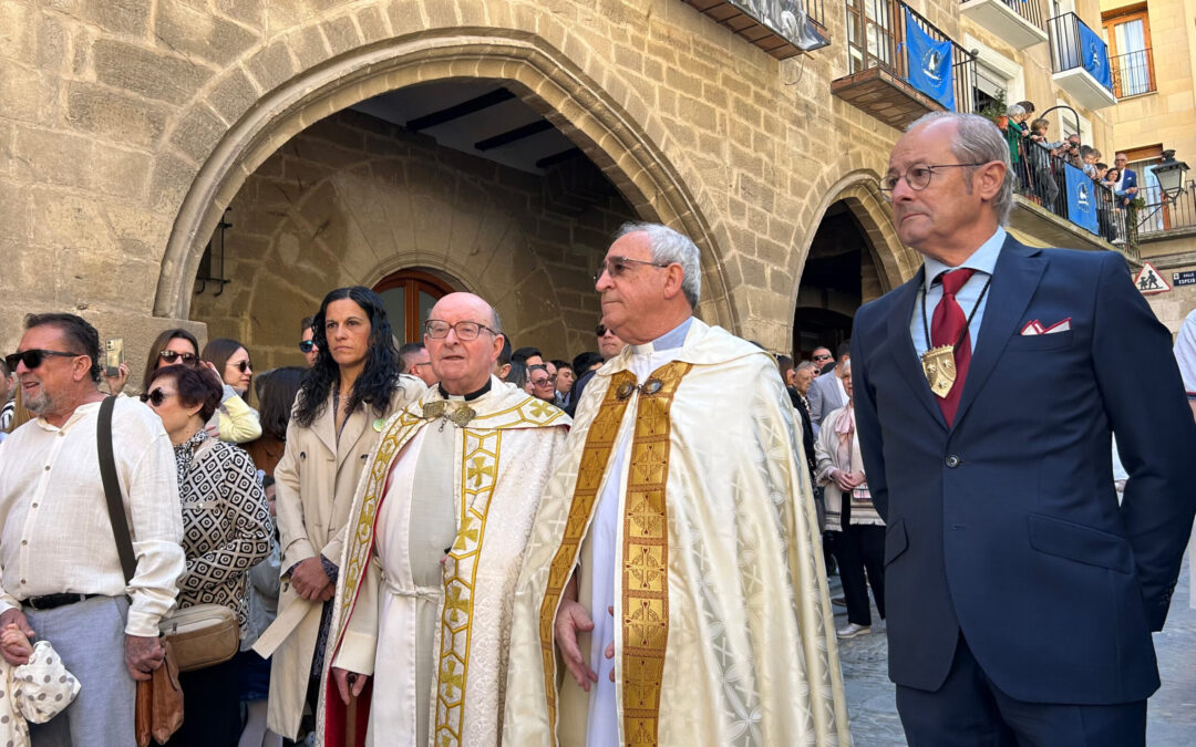 Los párrocos y Vicente y Ana Dobato salen a su encuentro con el palio y la corporación municipal./ L.O.