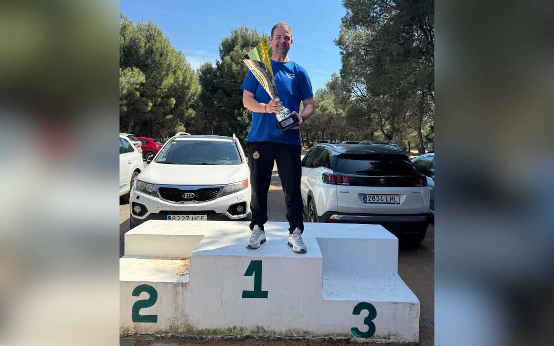 El alcañizano Víctor Colom posando junto al trofeo del Campeonato de Aragón de Foso Universal / Cedida