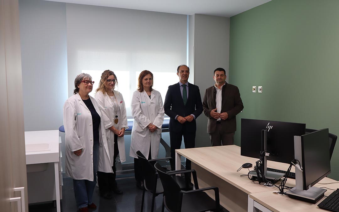 Las tres profesionales junto al alcalde y al consejero de Sanidad./ M.M.R.