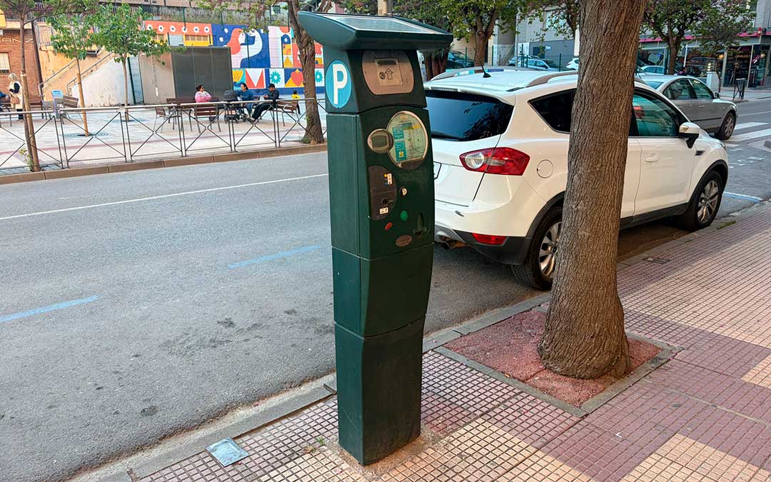 Imagen de uno de los parquimetros que se utiliza actuamente en la avenida Aragón./ A.G.