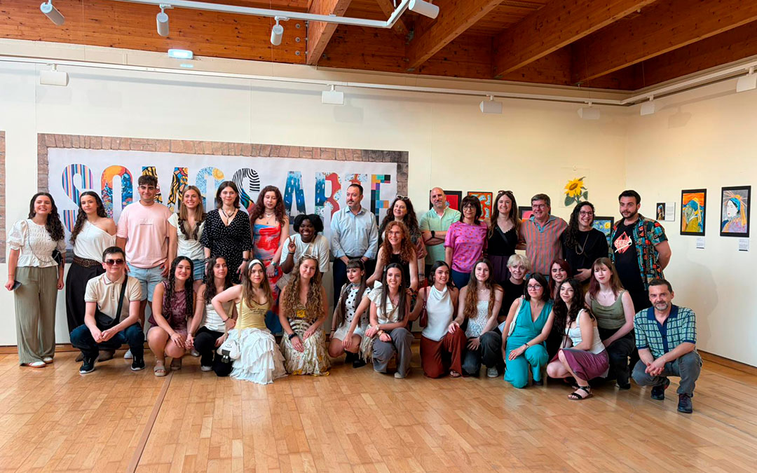 Alumnos de segundo y primero de bachillerato de artes del IES Bajo Aragón de Alcañiz junto a los profesores en la exposición de artes / A.F.