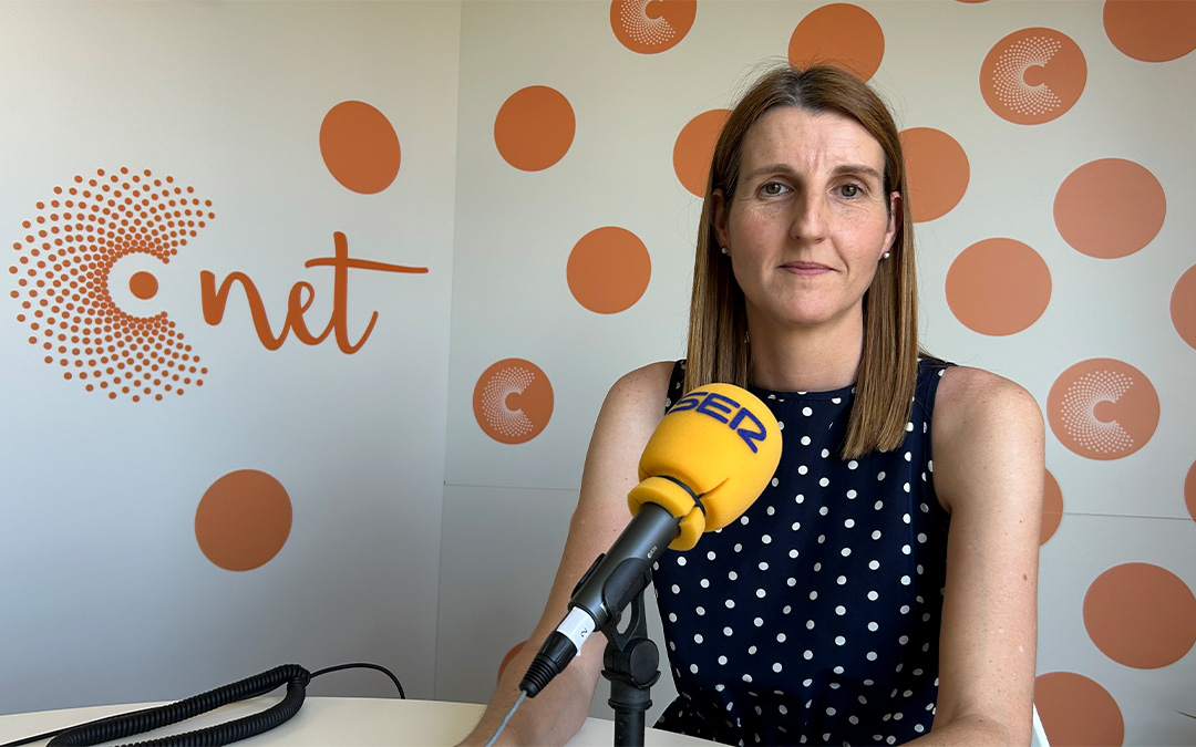 Anabel Fernández, diputada de Educación en la Diputación Provincial de Teruel y concejal de Educación en el Ayuntamiento de Alcañiz, en el estudio de Radio La Comarca./ L.O.