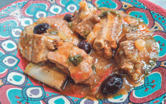 Costilla de cerdo a la italiana con tomates semisecos, olivas negras y guarnición de patatas al romero