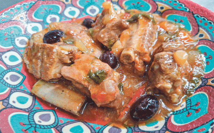 Costilla de cerdo a la italiana con tomates semisecos, olivas negras y guarnición de patatas al romero