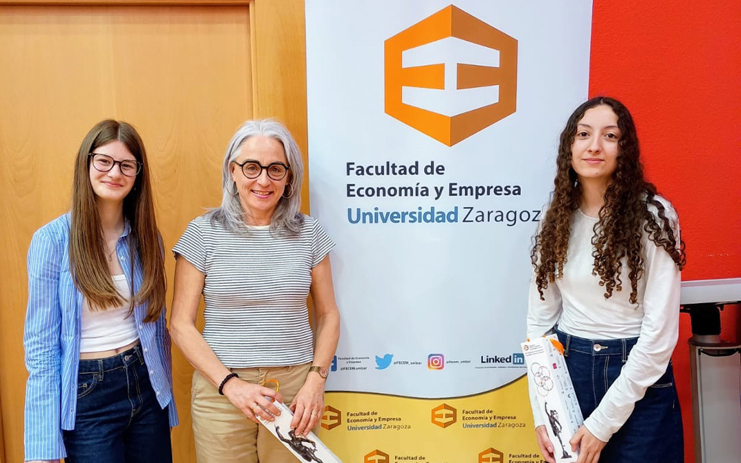 Nerea Corral y Yaiza Torregrosa, alumnas de 2º de Bachillerato junto a su profesora de economía del IES Pablo Serrano de Andorra, Marta Trello, en las Olimpiadas de Economía de Aragón./ Cedido