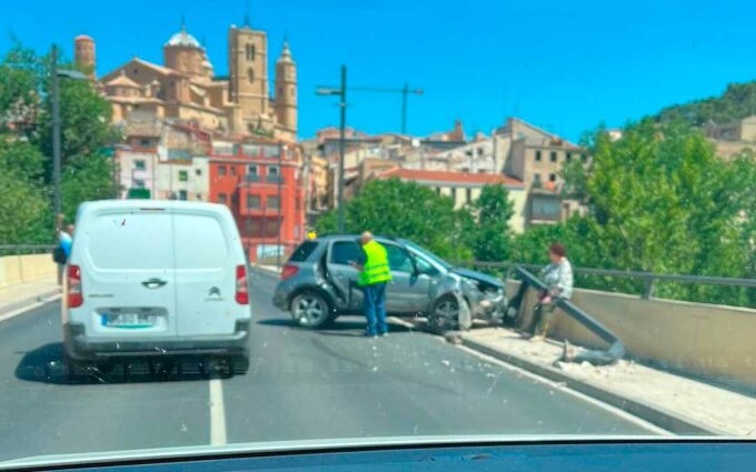 Un coche choca contra una farola en el puente de la avenida Zaragoza de Alcañiz