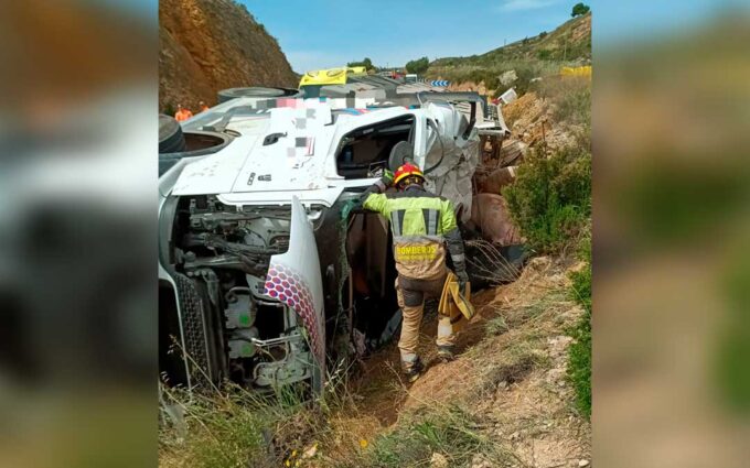 Excarcelan al conductor de un camión de cerdos tras un siniestro en la A-1415 en Andorra