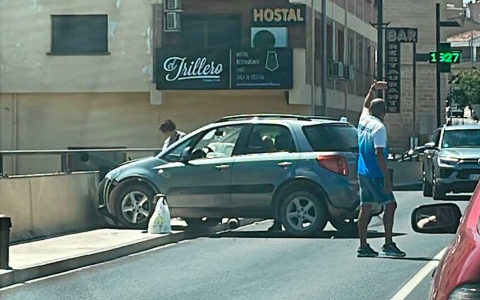 Un coche choca contra una farola en el puente de la avenida Zaragoza de Alcañiz