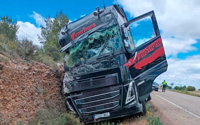 Nuevo accidente con un camión de arcillas en Aguaviva : «Vamos a salida de vía por semana. No aguantamos más»