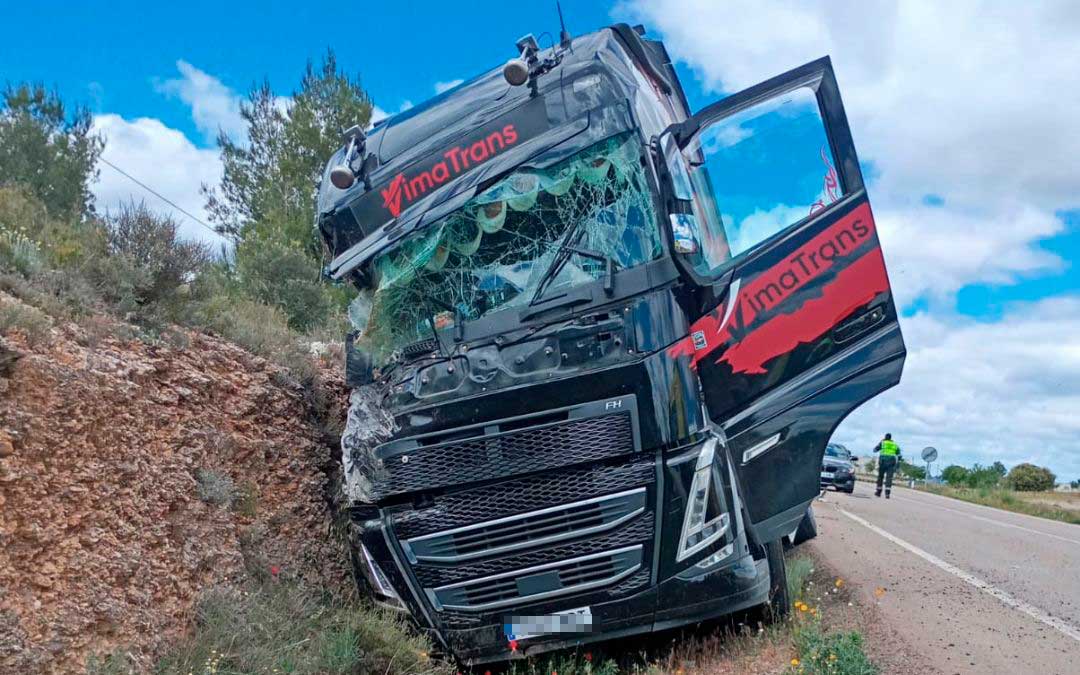 Aspecto en el que ha quedado el camión después del accidente / L.C.