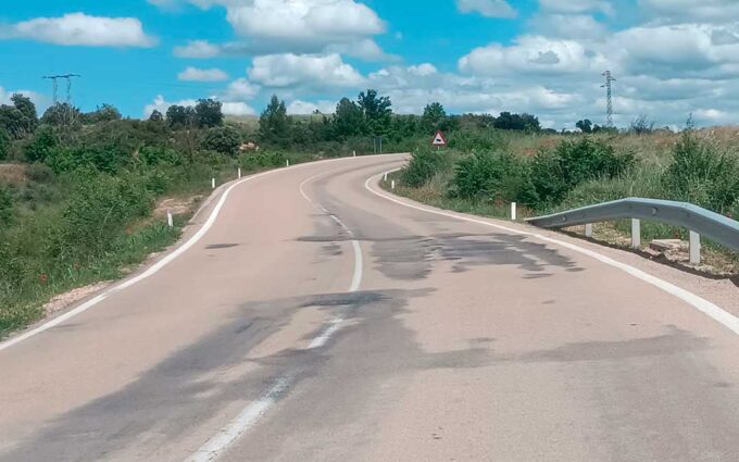 Aguaviva reclama el reasfaltado de su carretera tras dos nuevos accidentes: «Cada vez que llueve es una pista de patinaje»