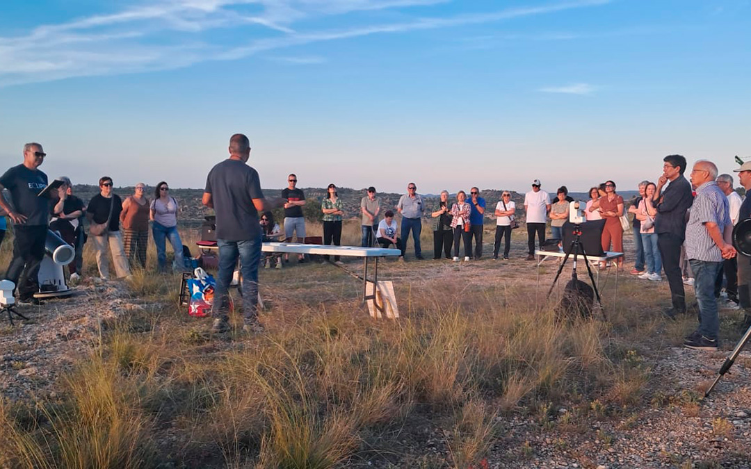 Preparación del eclipse con actividades en La Estanca. / Cristina Martínez