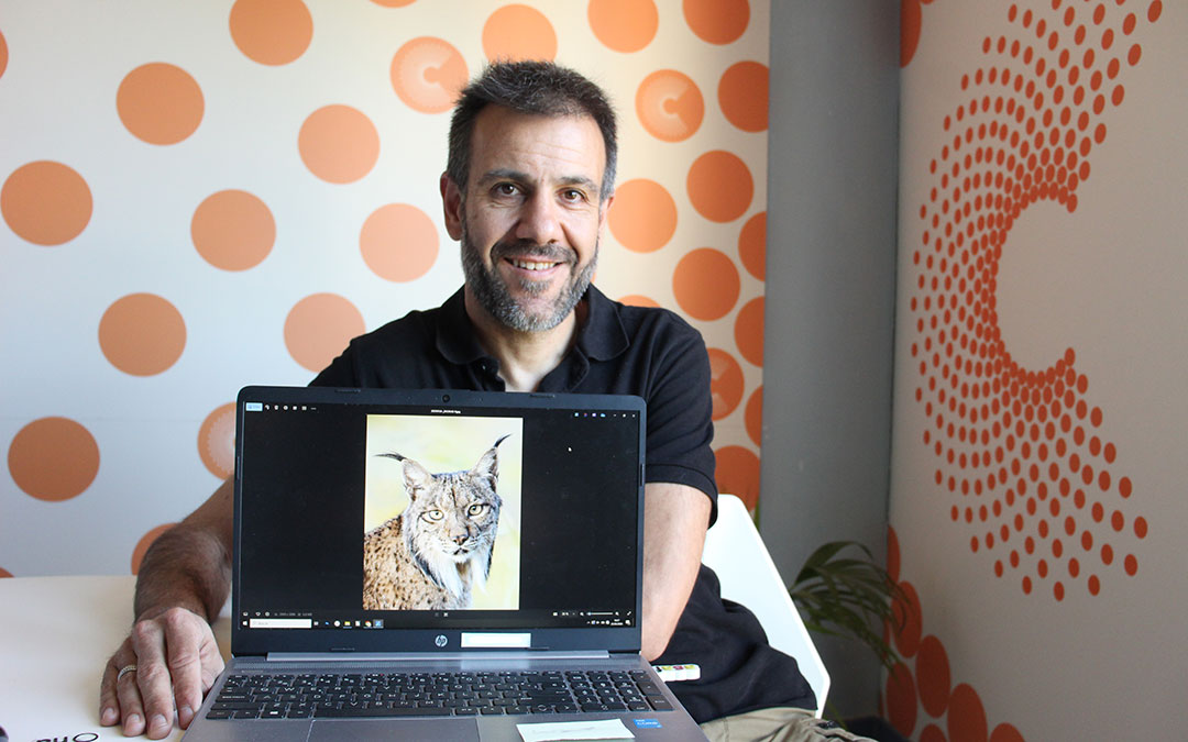 Roberto Abadía muestra un lince de su gran fondo documental que se extiende en sus redes sociales (@tatopalmas). / B. Severino