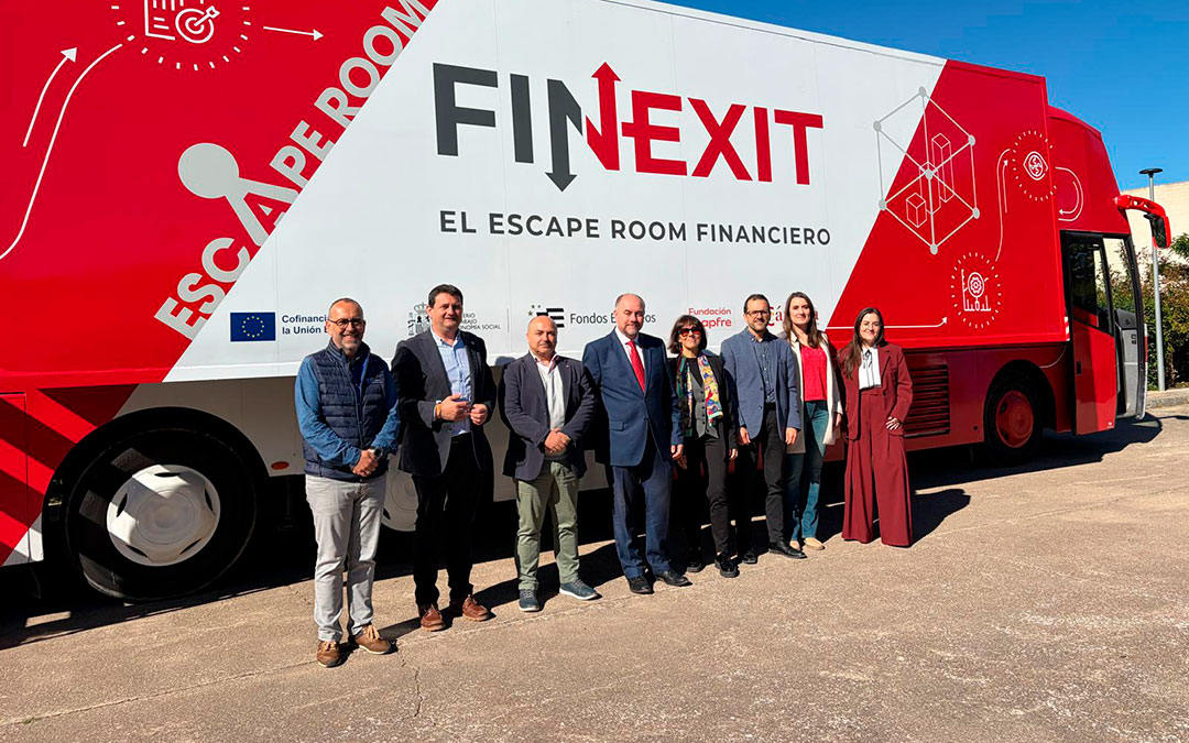 Instituciones y representantes con el autobús de FINEXIT en el IES Bajo Aragón de Alcañiz. / A.Z