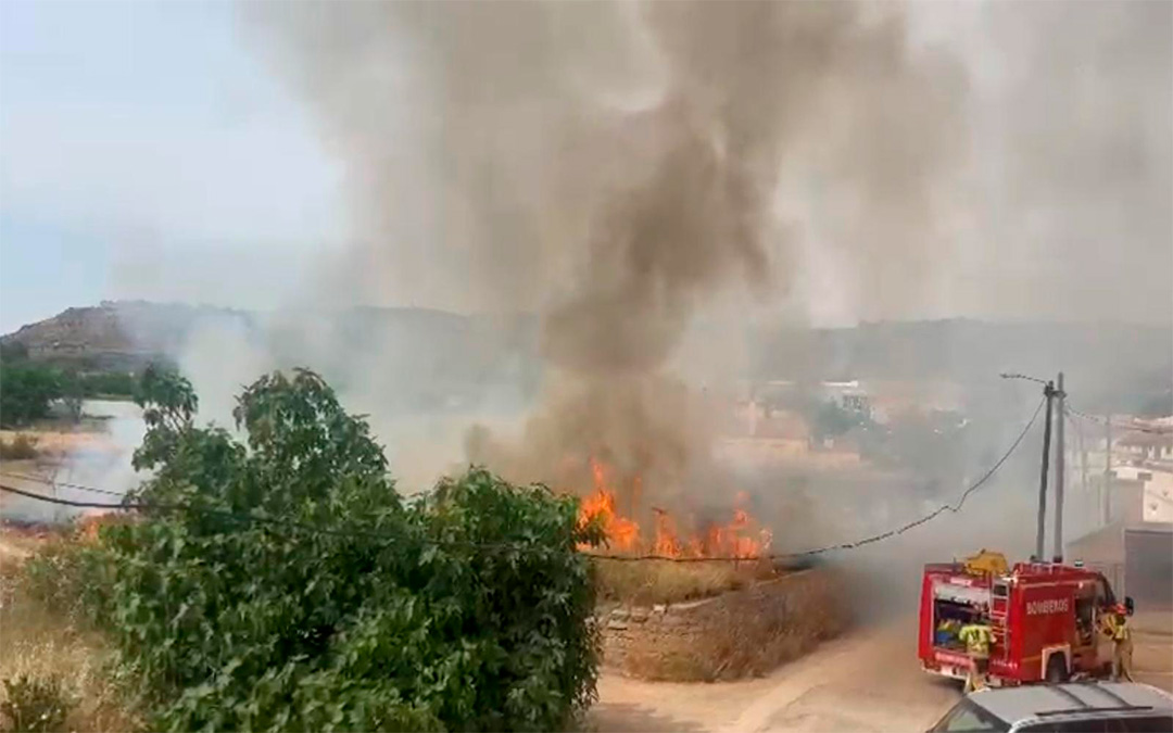 Incendio esta tarde de domingo en unos campos de Alcañiz. / L.C