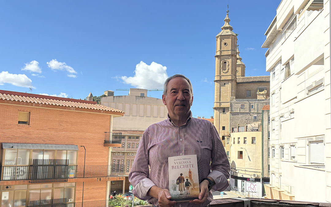 José María Maldonado, en La COMARCA, a horas de presentar su segunda novela 'Vuelvo a Belchite'. / Marina Monreal