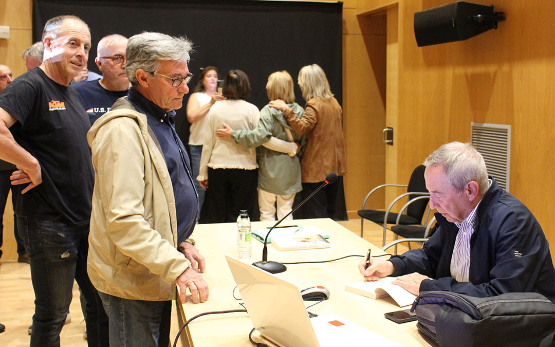 Lleno en la presentación de 'Vuelvo a Belchite', de José María Maldonado. / B. Severino