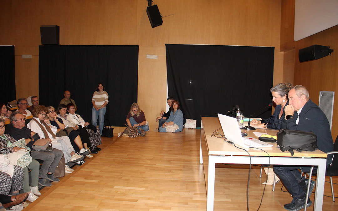 Lleno en la presentación de 'Vuelvo a Belchite', de José María Maldonado. / B. Severino