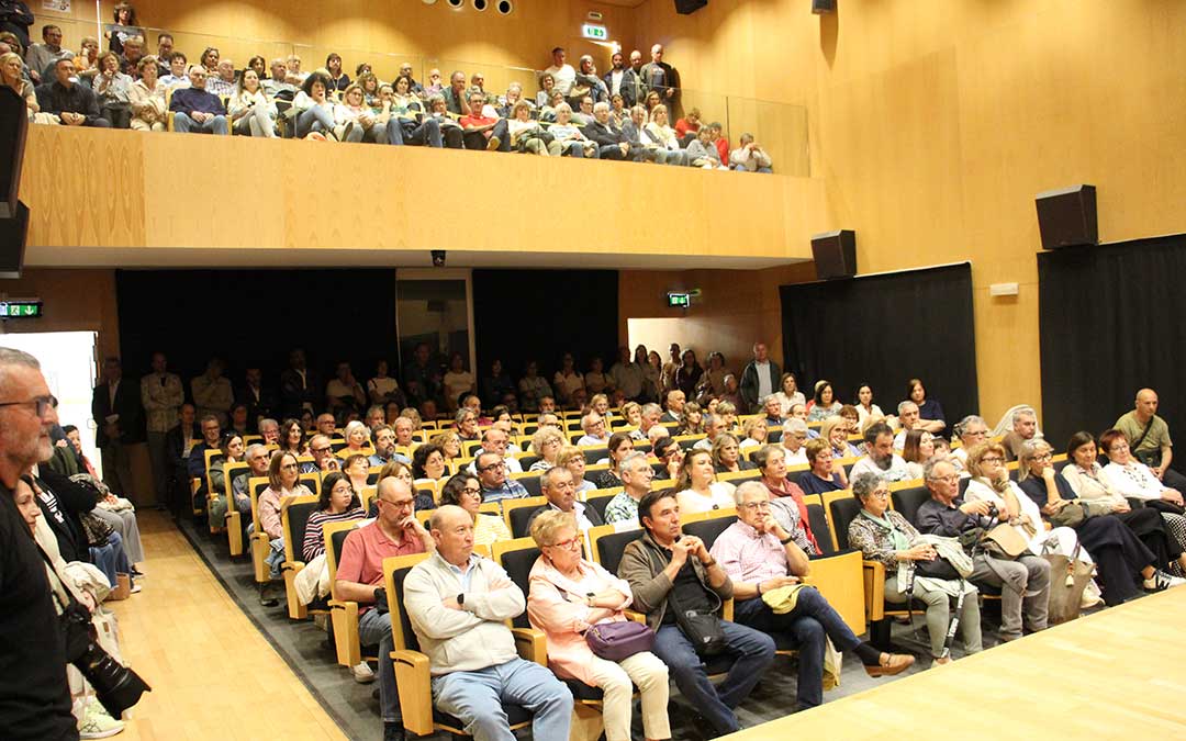 Lleno en la presentación de 'Vuelvo a Belchite', de José María Maldonado. / B. Severino