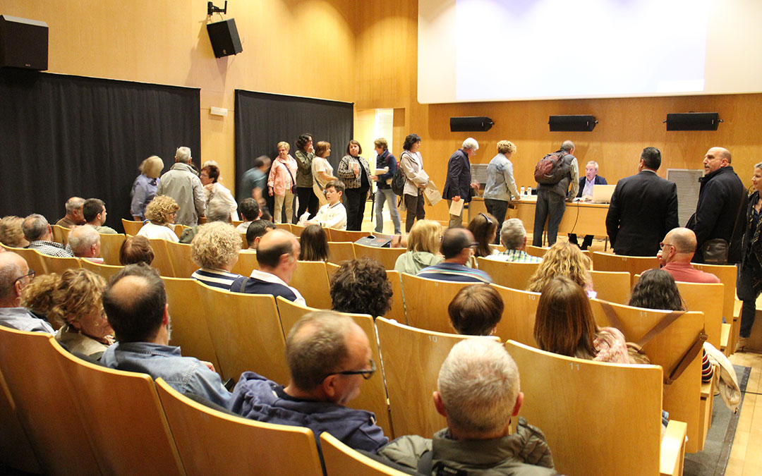 Lleno en la presentación de 'Vuelvo a Belchite', de José María Maldonado. / B. Severino