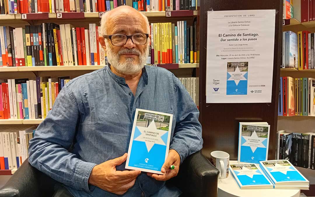Luis Jorge Arnau con su libro 'El Camino de Santiago. Dar sentido a los pasos', en la presentación en Santos Ochoa en Alcañiz. / B. Severino