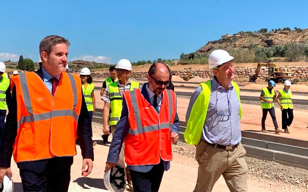 Foto de archivo de una visita de Javier Lambán a las obras del nuevo Hospital de Alcañiz junto a Urquizu / PSOE