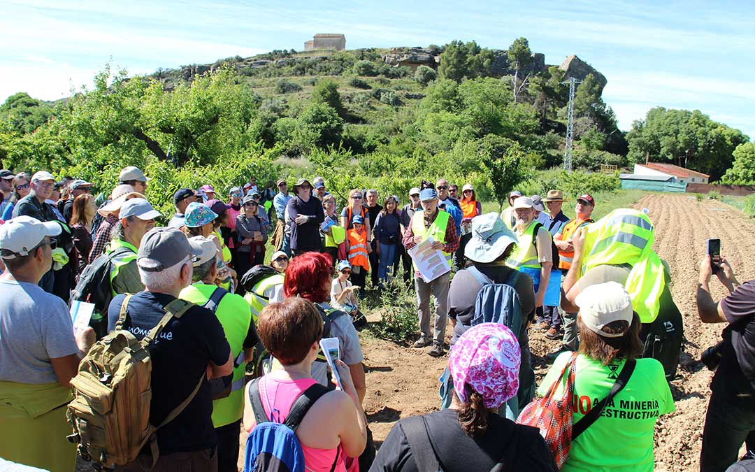 El catedrático José Luis Simón guió el Geolodía 2026 en Alcañiz ante la peña de la Encarnación. / B. Severino