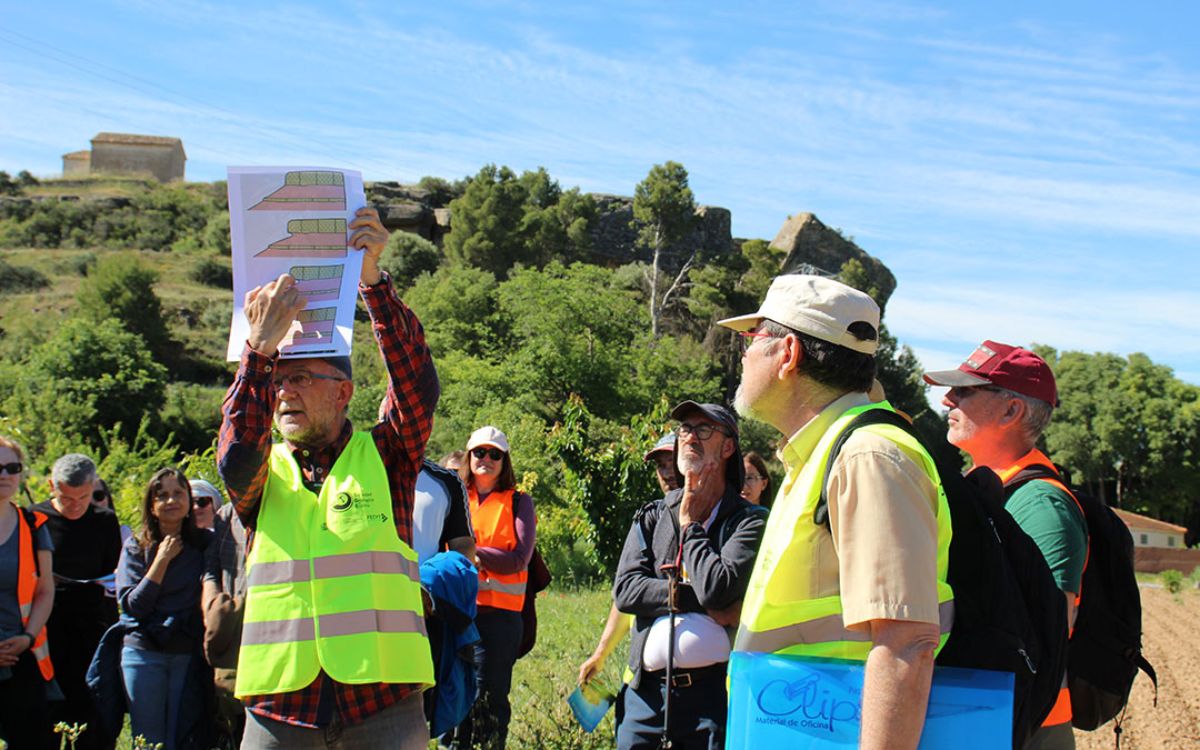 El catedrático José Luis Simón guió el Geolodía 2026 en Alcañiz ante la peña de la Encarnación. / B. Severino