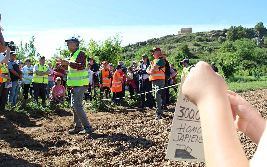 El catedrático José Luis Simón guió el Geolodía 2026 en Alcañiz ante la peña de la Encarnación. / B. Severino