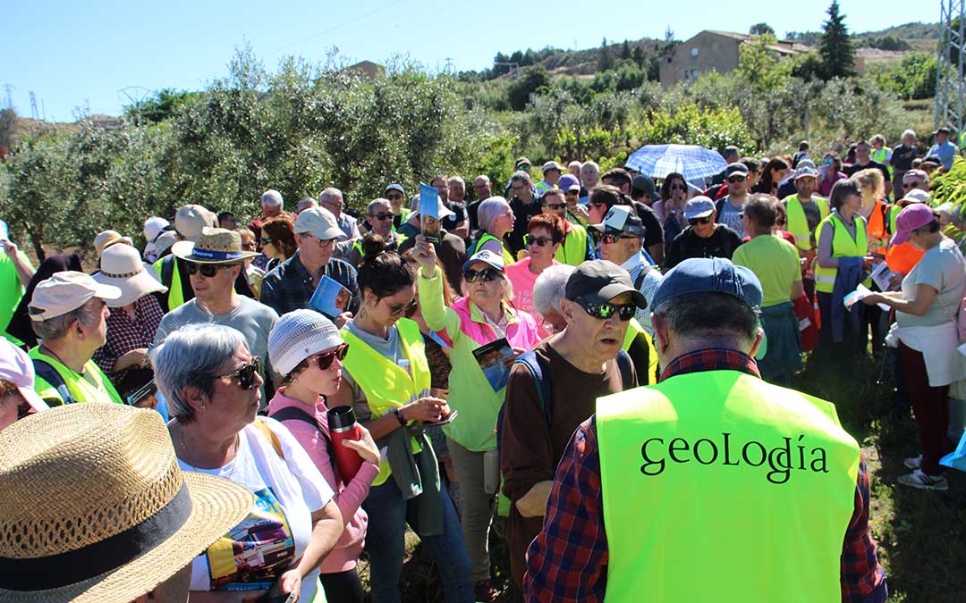 Geolodía 2026 en Alcañiz ante la peña de la Encarnación. / B. Severino
