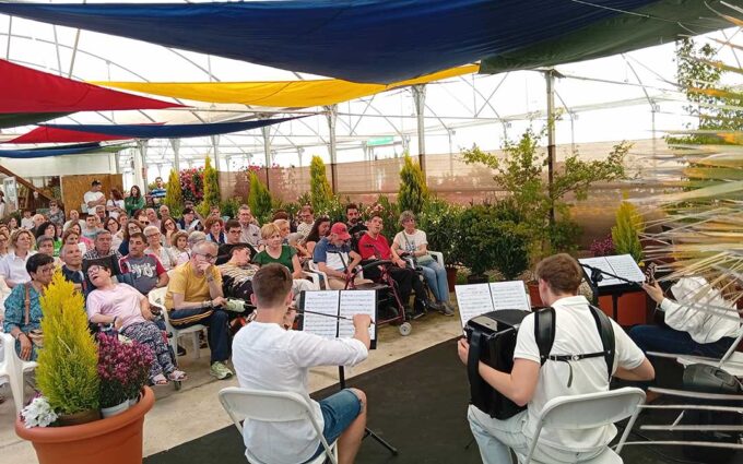De concierto en el vivero entre plantas con música de cámara para «hacer disfrutar» a personas con discapacidad en Alcañiz